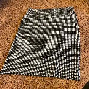 EUC lularoe black and white hounds tooth straight skirt